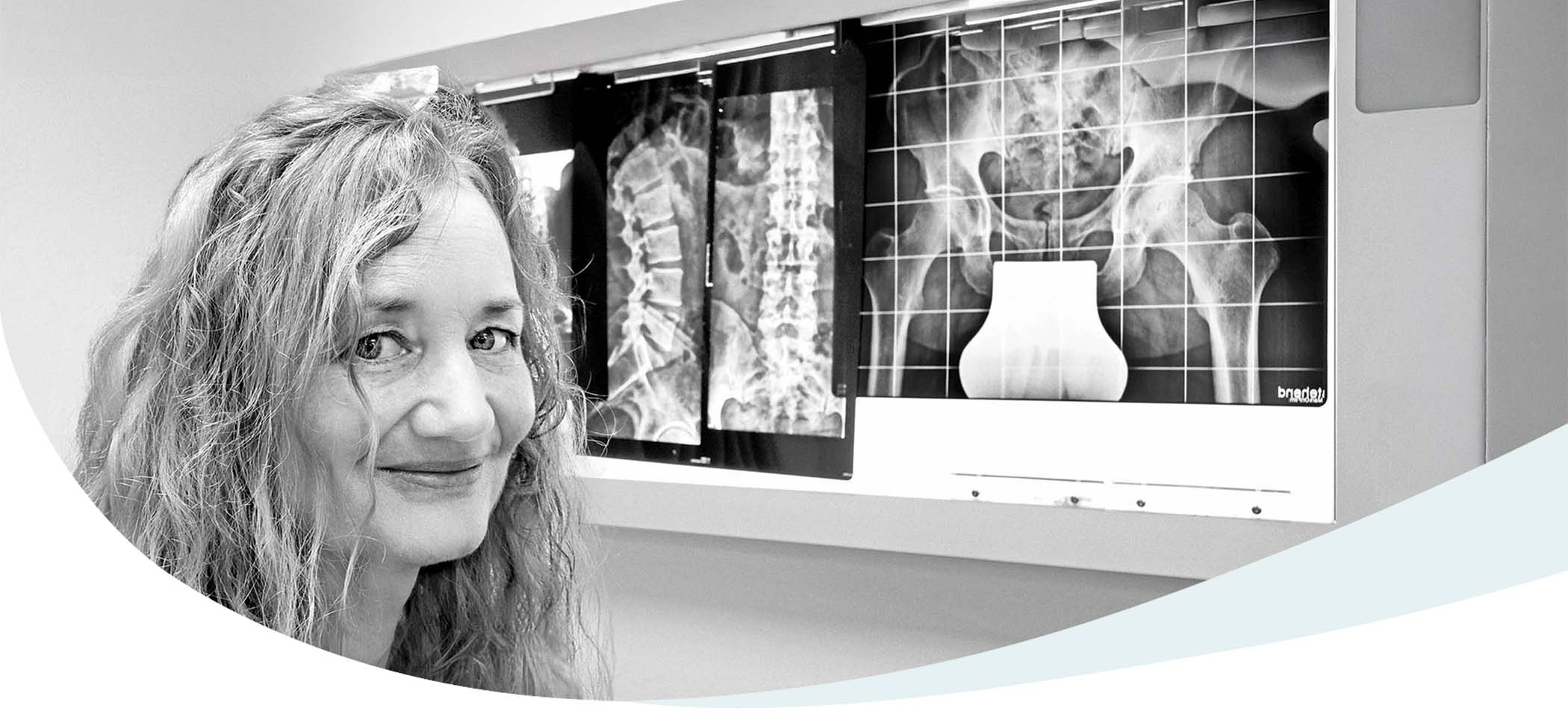 Dr. Irmgard Verderber in ihrer Ordination für Chiropraktik und Allgemeinmedizin in Graz.